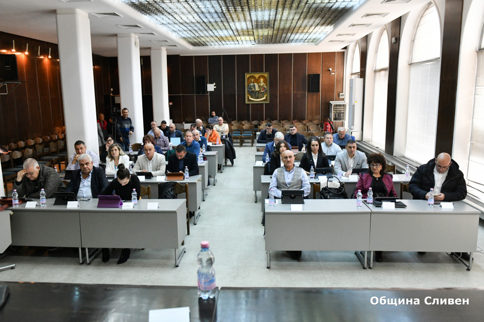 
На редовното си заседание днес местният парламент в Сливен одобри предложението на кмета Стефан Радев Общината да подкрепи собствениците от сдруженията...